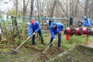 Когда убираются на кладбище перед Пасхой