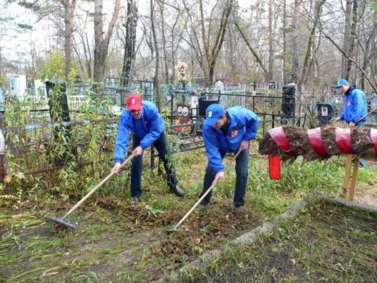 Когда убираются на кладбище перед Пасхой